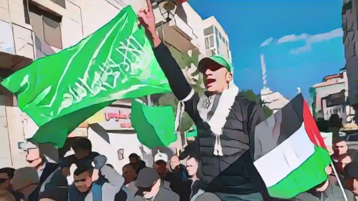 Акция протеста палестинцев. Люди размахивают флагами:Поддержка ХАМАСа сильна даже на Западном берегу. Протестующие палестинцы размахивают флагами террористической организации