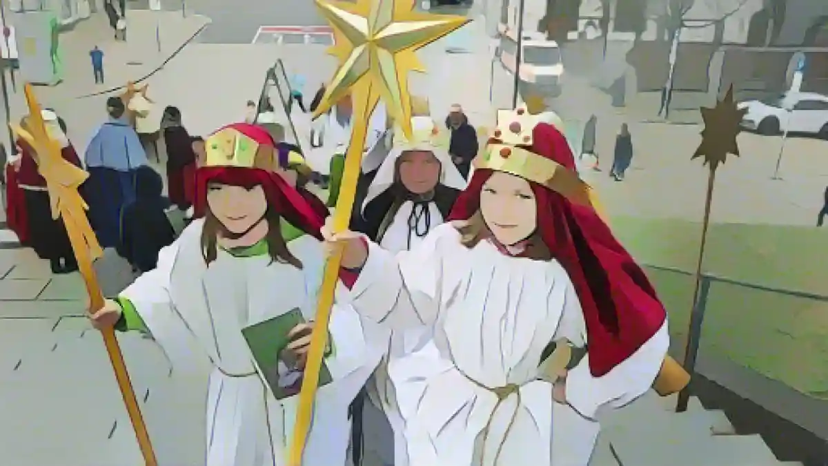 Девушки в костюмах трех мудрецов:Нарядившись в костюмы трех мудрецов, тысячи девушек и юношей ходят от двери к двери в конце года, как, например, здесь, в Кемптене, в регионе Алльгау, в конце декабря.