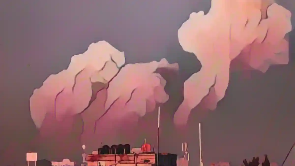 Дым поднимается над зданиями после израильского авиаудара.:Дым поднимается над зданиями после израильского авиаудара. Фото