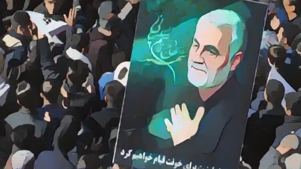 Иранские скорбящие собрались на заключительном этапе похоронной процессии по убитому роду:Иранские скорбящие собрались на заключительном этапе похоронной процессии убитого генерала Гассема Солеймани в его родном городе Керман 7 января 2020 года.