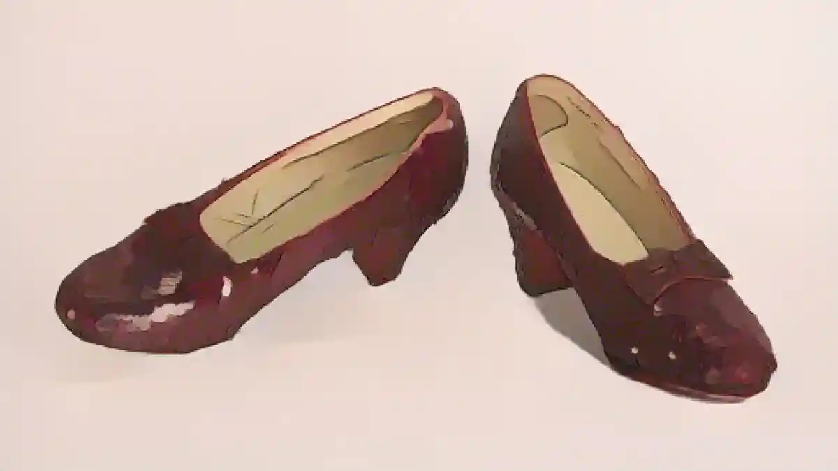 Изображение украденных рубиновых тапочек, опубликованное ФБР после того, как обувь была найдена в 2018 году:Изображение украденных рубиновых тапочек, опубликованное ФБР после того, как обувь была найдена в 2018 году.