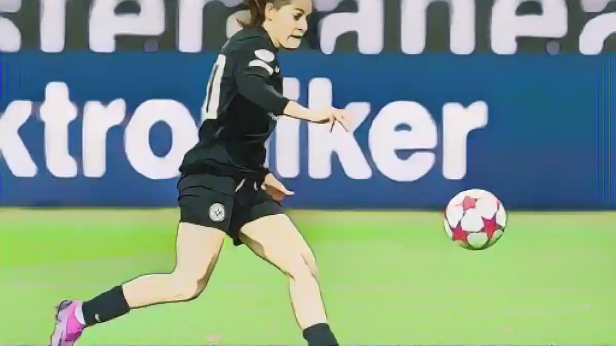 Карлотта Вамсер из Франкфурта играет в мяч.:Карлотта Вамсер из Франкфурта играет в мяч. Фото