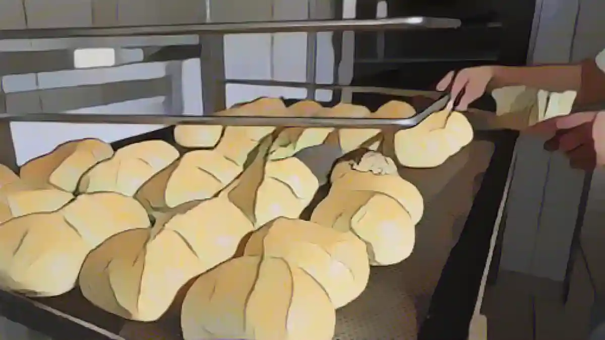 Хлебные булочки в пекарне.:Булки хлеба лежат в пекарне. Фото
