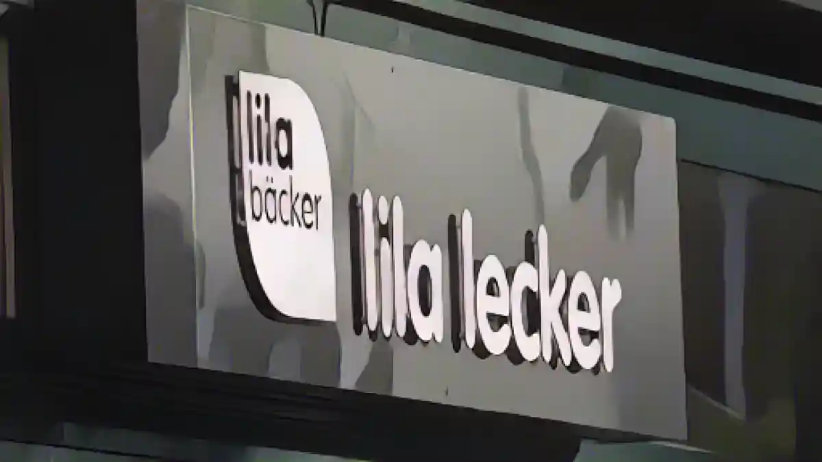 Логотип компании Lila Bäcker на филиале в Варнемюнде.:Логотип компании Lila Bäcker на филиале в Варнемюнде. Фото