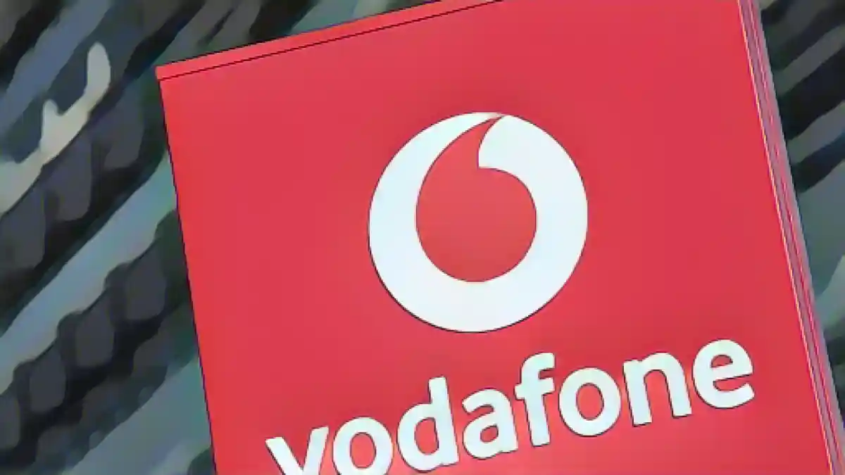 Логотип компании Vodafone стоит перед головным офисом Vodafone в Германии.:Логотип Vodafone перед головным офисом Vodafone в Германии. Фото