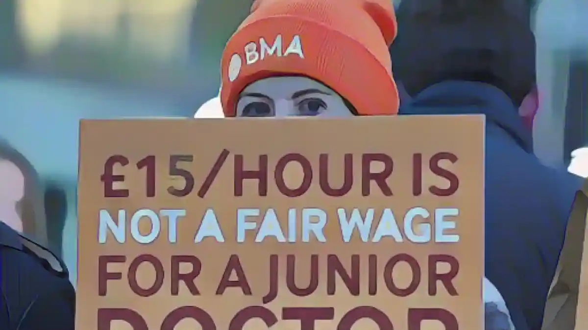 Младшие врачи в Великобритании планируют провести шестидневную забастовку.:Младшие врачи в Великобритании планируют провести шестидневную забастовку. Фото