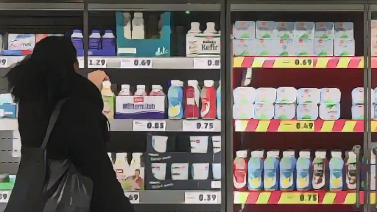Молочные продукты в холодильном шкафу в супермаркете Penny в Берлине: пустые бутылки должны попадать в депозитный автомат с 2024 года.:Молочные продукты в холодильной камере супермаркета Penny в Берлине. Пустые бутылки из-под молока и смешанных молочных напитков должны попадать в депозитные автоматы с 2024 года