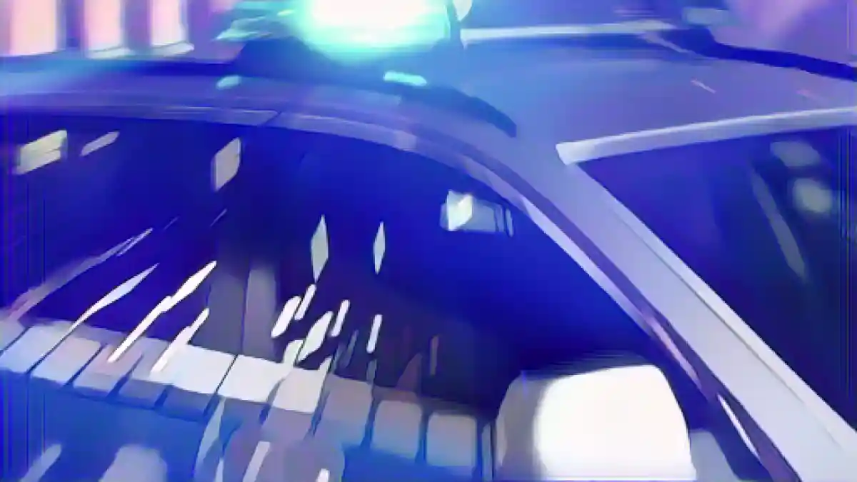На дороге припаркована полицейская патрульная машина с включенными синими фарами.:Патрульная машина полиции на дороге с включенными синими фарами. Фото