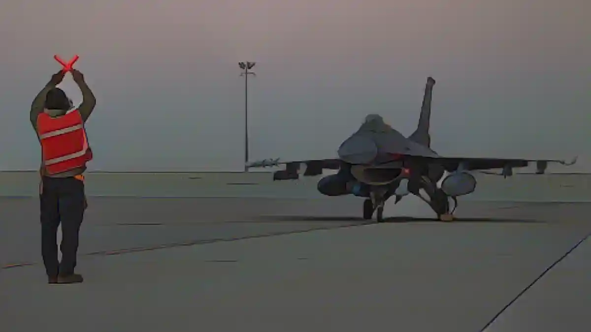 На этой фотографии, предоставленной ВВС США, летчик направляет F-16 Fighting Falcon во время тренировки на авиабазе Аль-Удейд, Катар, 24 января 2022 г.:На этой фотографии, предоставленной ВВС США, летчик управляет F-16 Fighting Falcon во время тренировки на авиабазе Аль-Удейд, Катар, 24 января 2022 года.