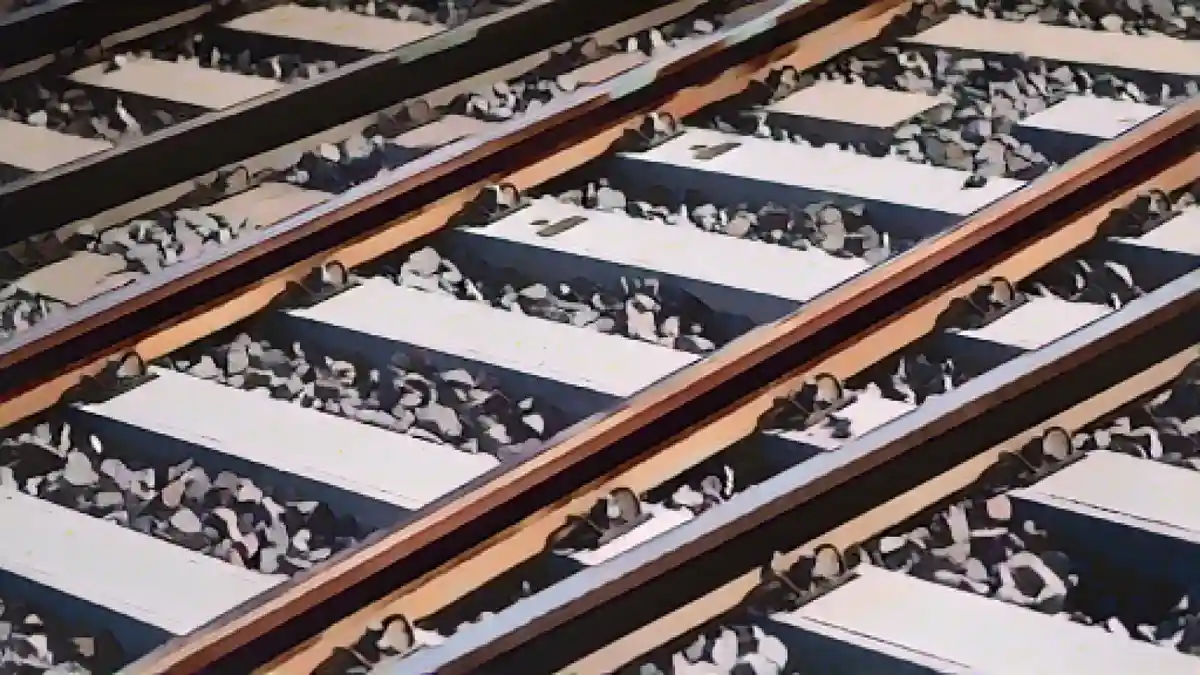 На железнодорожной станции рельсы укладываются в балластное полотно.:Рельсы укладываются в балластное полотно на железнодорожной станции. Фото