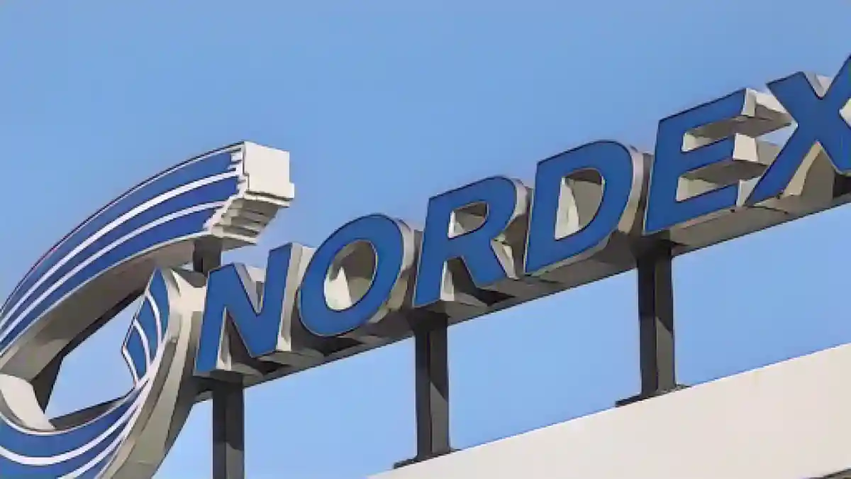 Надпись "Nordex" на входе на территорию завода по производству ветряных турбин Nordex.:Надпись "Nordex" на входе на территорию завода по производству ветряных турбин Nordex. Фото