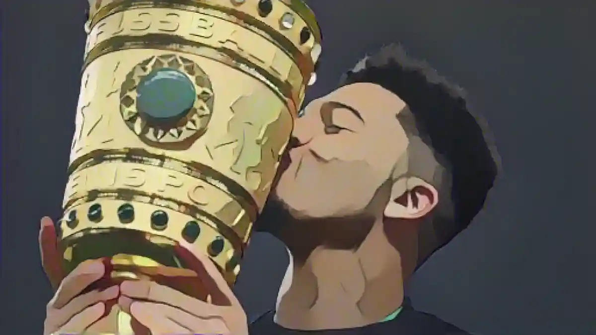 Нападающий дортмундской команды Джейдон Санчо целует трофей.:Нападающий Дортмунда Джейдон Санчо целует трофей. Фото