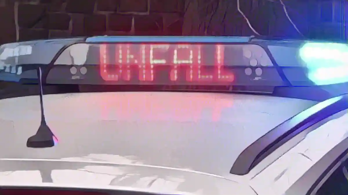 Неоновая надпись "Авария" на крыше полицейской машины.:Неоновая надпись "Авария" на крыше полицейской машины. Фото