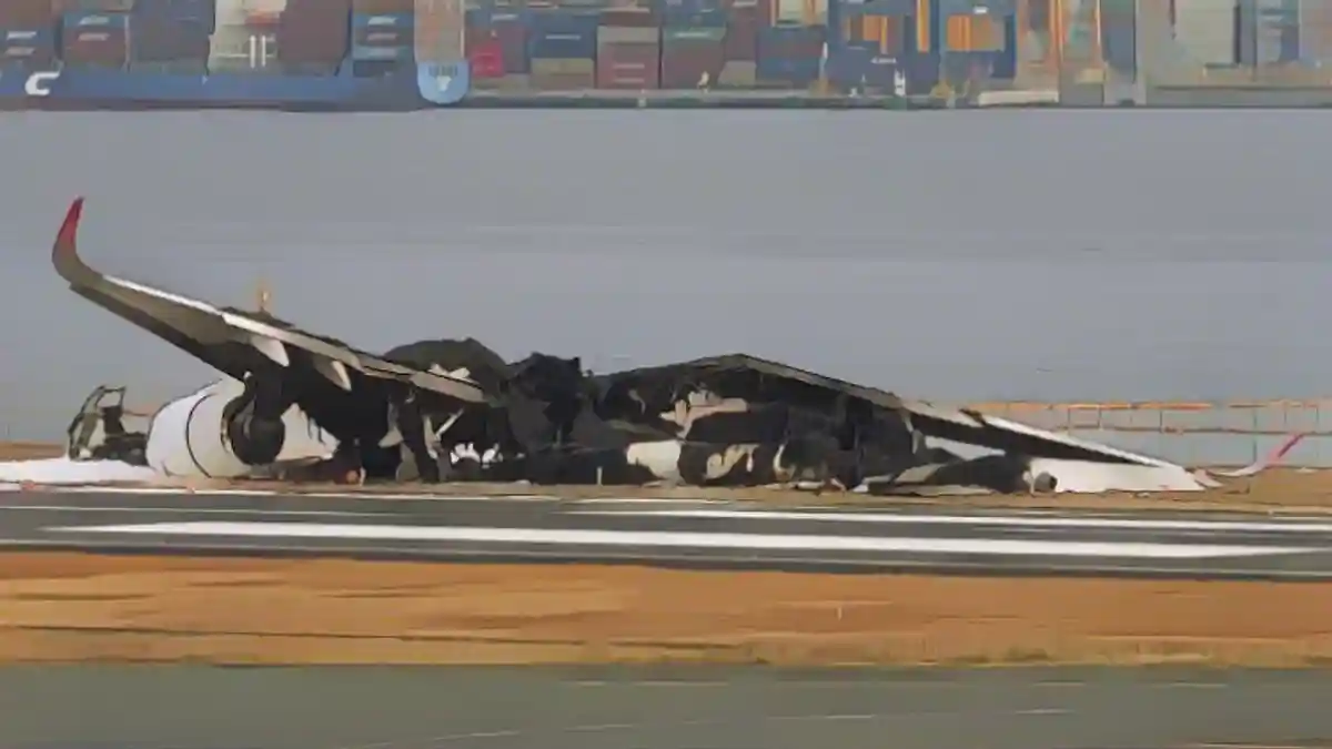 Обломки в аэропорту Ханеда:Обломки самолета в аэропорту Ханеда.