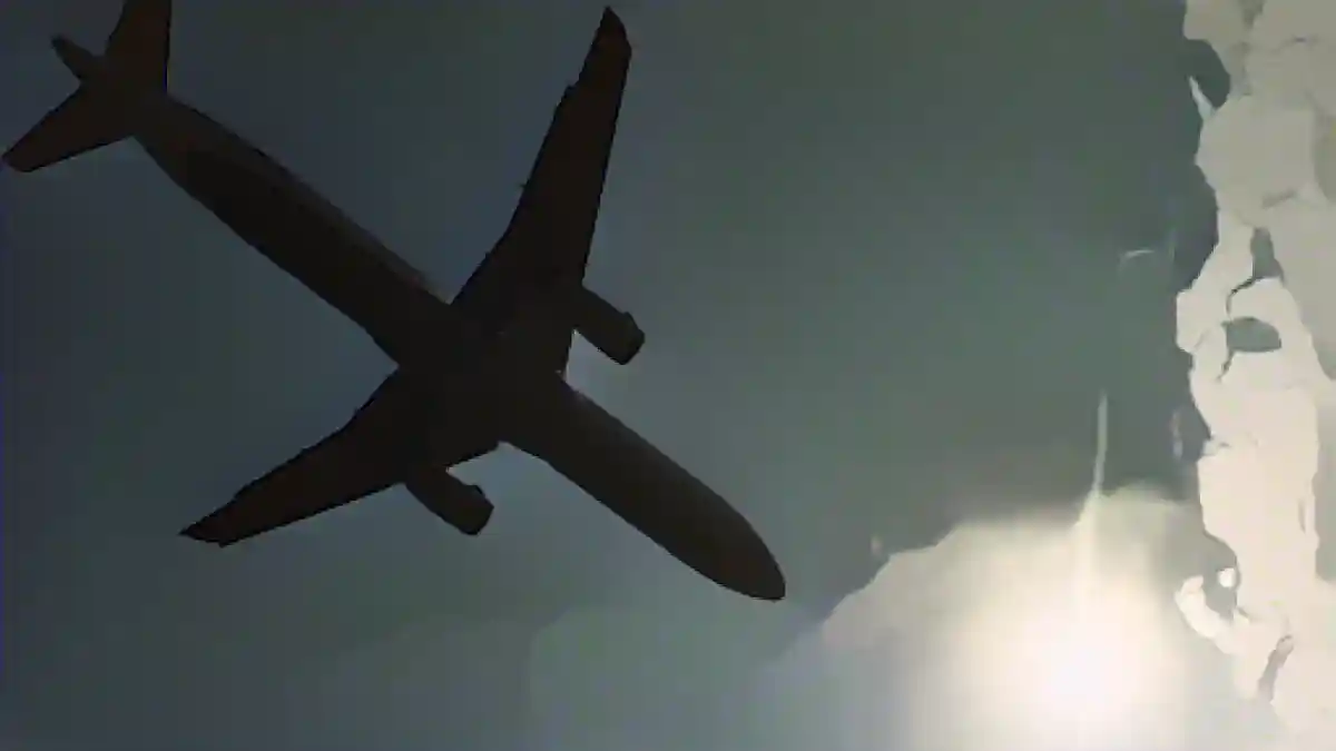 Пассажирский самолет приземляется в аэропорту за облачным полем.:Пассажирский самолет заходит на посадку в аэропорту за облаками. Фото
