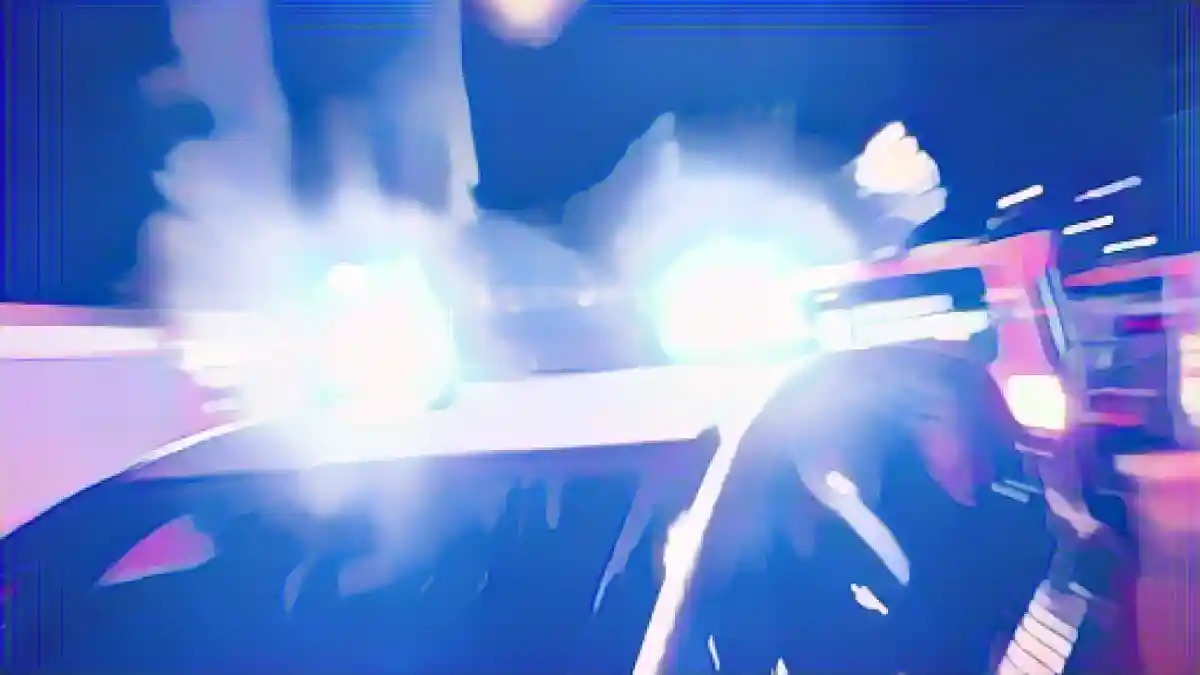 Полицейская патрульная машина с мигающими синими огнями припаркована у места происшествия.:Патрульная машина полиции с мигающими синими огнями на месте происшествия. Фото