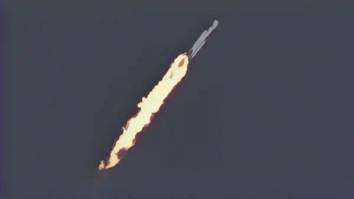 Ракета SpaceX Falcon Heavy стартует с засекреченной полезной нагрузкой для Космических сил США на мысе Канаверал, штат Флорида, США, 1 ноября 2022 года. REUTERS/Steve Nesiu: