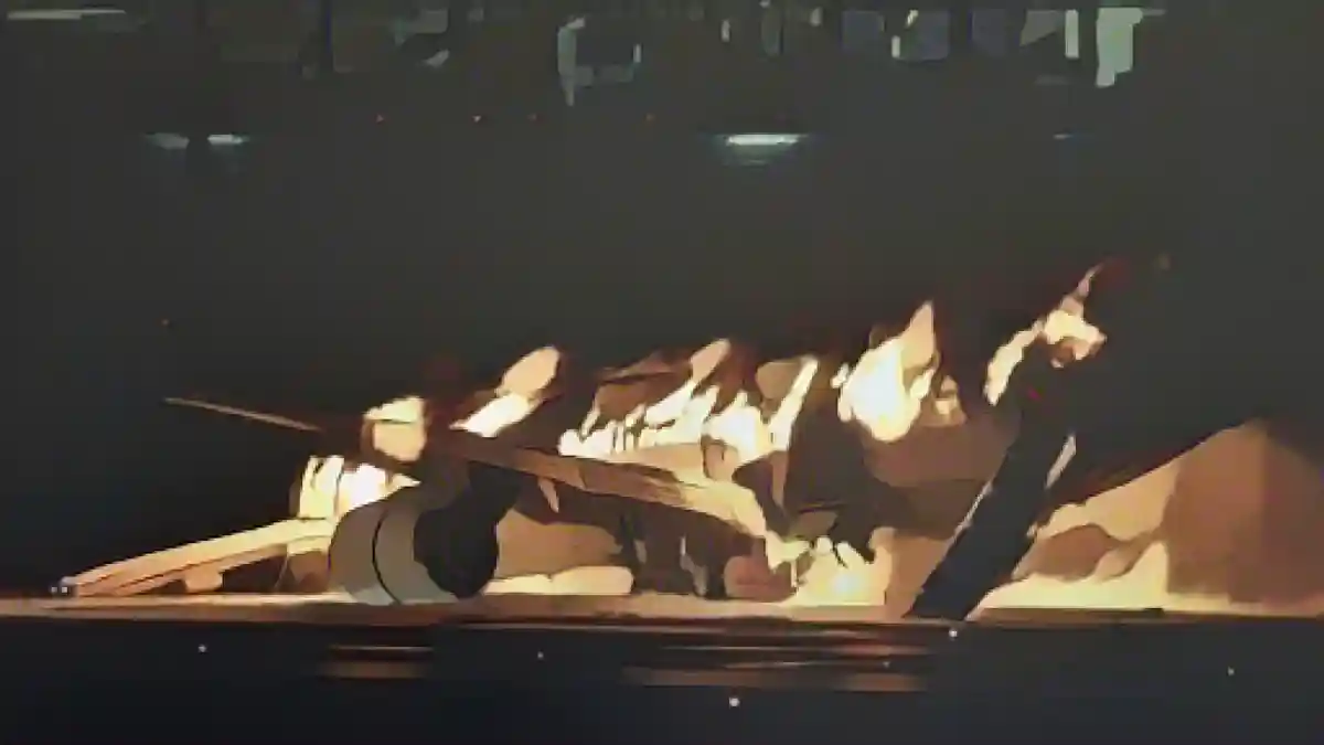 Самолет авиакомпании Japan Airlines горит на взлетно-посадочной полосе в токийском аэропорту Ханеда.:Самолет Japan Airlines горит на взлетно-посадочной полосе в аэропорту Ханеда в Токио. Фото