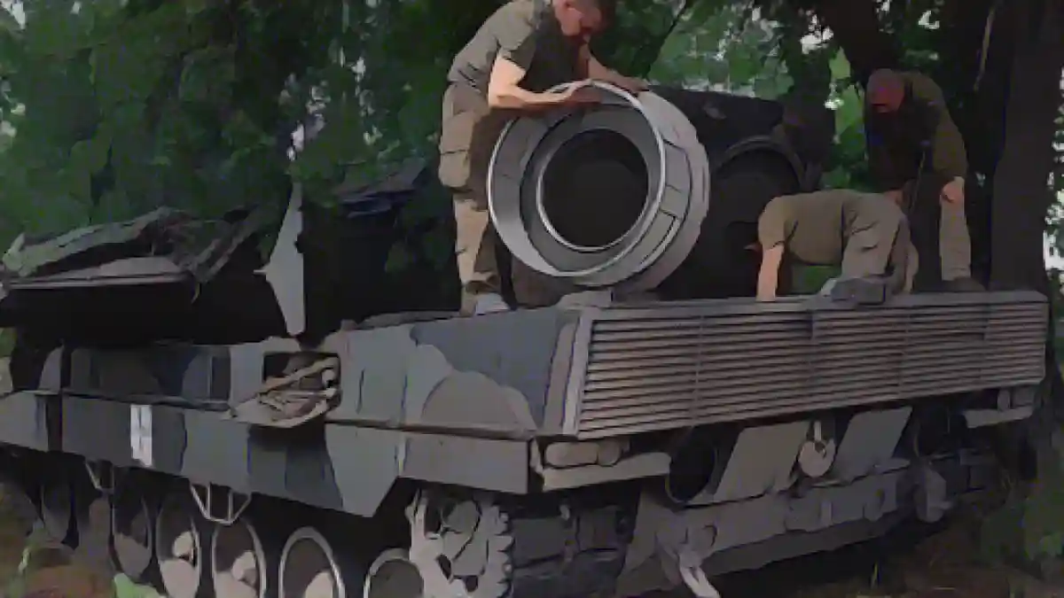 Украинские солдаты ремонтируют танк "Леопард-2".:Украинские солдаты ремонтируют танк "Леопард 2". Фото