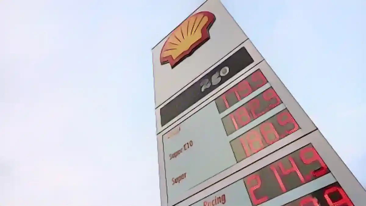 Витрина с ценами на автозаправочной станции Shell в Осаде:Заправочная станция Shell в Зигене: В начале года потребители могут ожидать повышения цен на бензоколонках