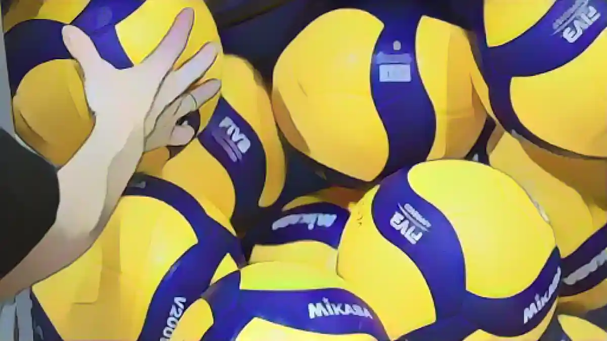 Волейбольные мячи лежат кучей.:Волейбольные мячи лежат в куче. Фото