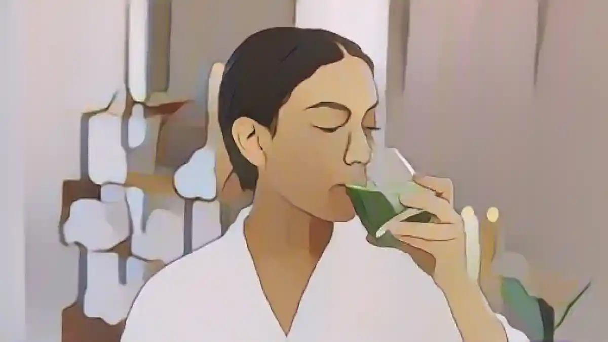 Женщина пьет сок из стакана:Вместо твердой пищи наш автор в течение трех дней питался только соком (символическое изображение)