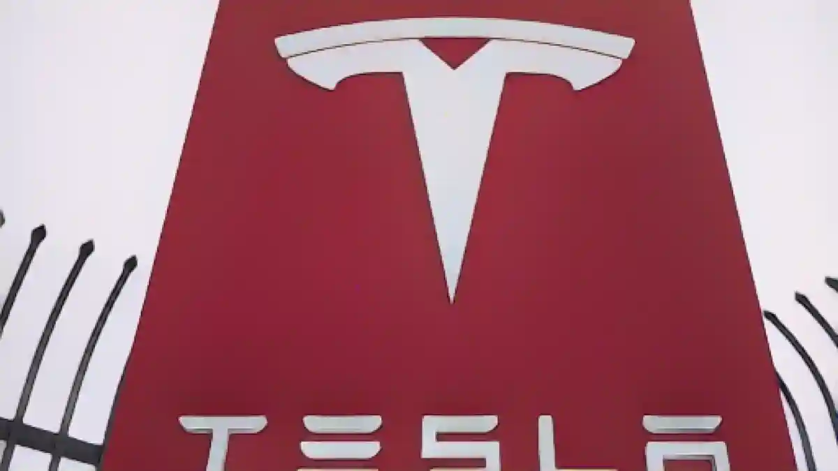 Знак Tesla перед дилерским центром Tesla в Санта-Монике, Калифорния.:Знак Tesla перед дилерским центром Tesla в Санта-Монике, Калифорния. Фото