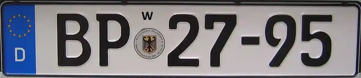Буква «W» на номерном знаке в Германии означает, что номер сменный. Фото: ThorstenS, CC BY-SA 3.0 / Wikimedia Commons