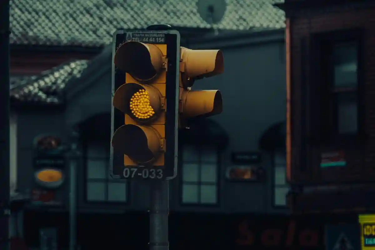 Иногда проезжать на желтый свет светофора в Германии можно. Фото: Ibrahim Yousef / pexels.com 