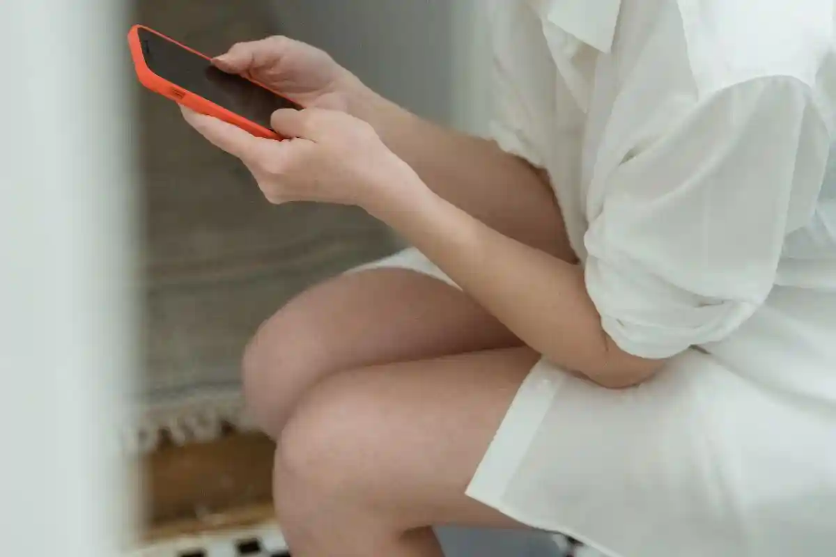 Если скучно в туалете, то многие берут с собой телефон и читают, либо просматривают видео, немцы тоже не против таких занятий. Фото: Miriam Alonso / pexels.com