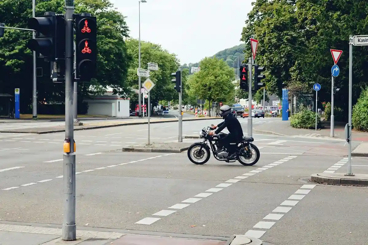 Когда разрешается проезд на красный свет в Германии. Фото: unsplash.com