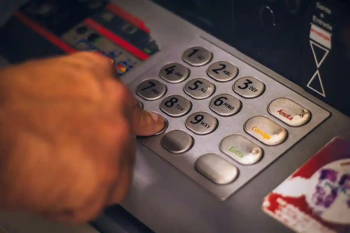 Со многими из нас наверняка уже случалось такое, что в спешке вы забыли деньги в банкомате. Фото: Eduardo Soares / pexels.com 