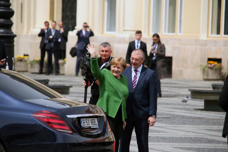 Merkel Uhodit Kancler V Poslednij Raz Vstretilas S Deputatami [ 520 x 780 Pixel ]