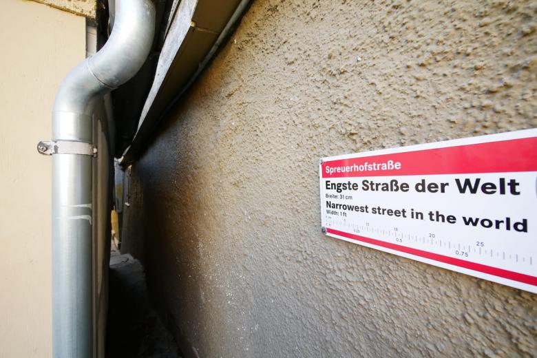 Die ungewöhnlichsten Sehenswürdigkeiten Deutschlands. Die engste Straße der Welt, Deutschland. Foto: KK Imaging / Shutterstock.com