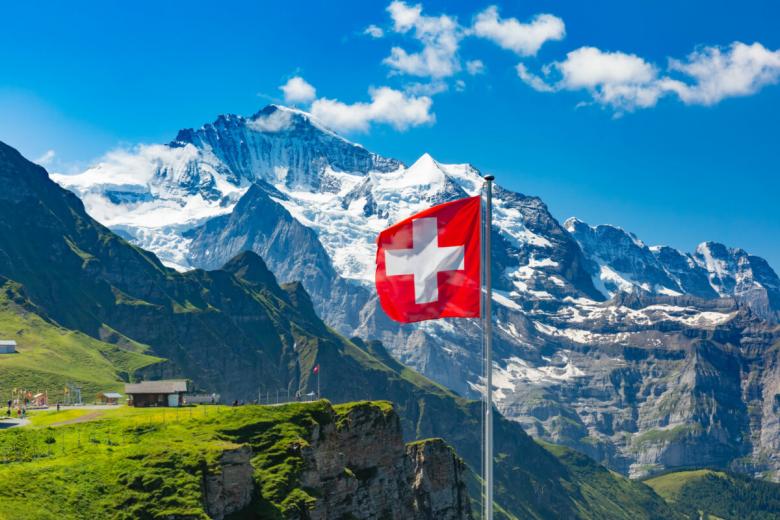 Wo Sie mit Kryptowährungen handeln können: Schweiz. Foto: kavalenkava / shutterstock.com