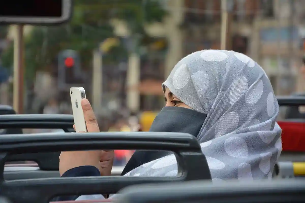В исламе только девушки: в Германии радикалы активно вербуют школьниц и студенток фото 1