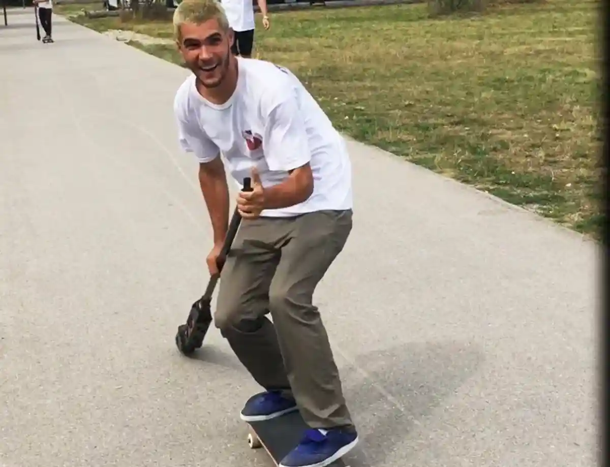 Мюнхенский экстремал научился разгонять скейт до скорости авто