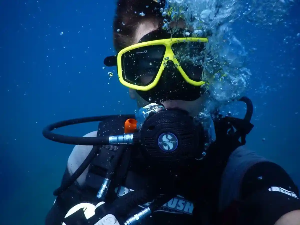 Это рекорд: 67-летний немец проплыл 20 километров под водой фото 1