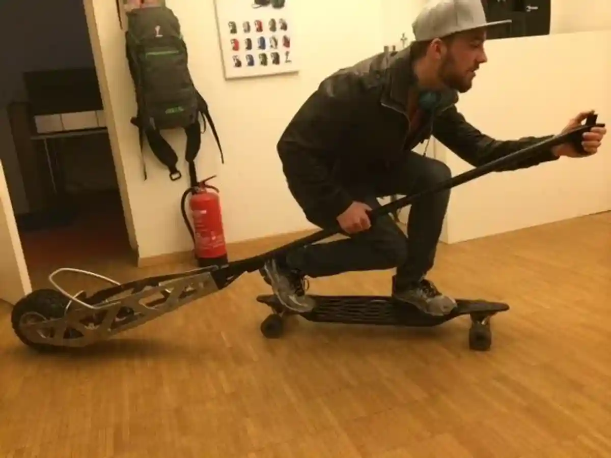 Мюнхенский экстремал научился разгонять скейт до скорости авто