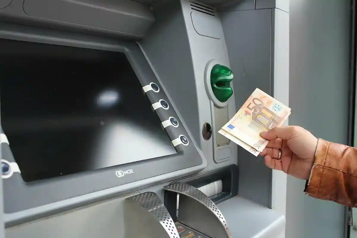 В немецких банкоматах введут комиссию за снятие налички фото 1