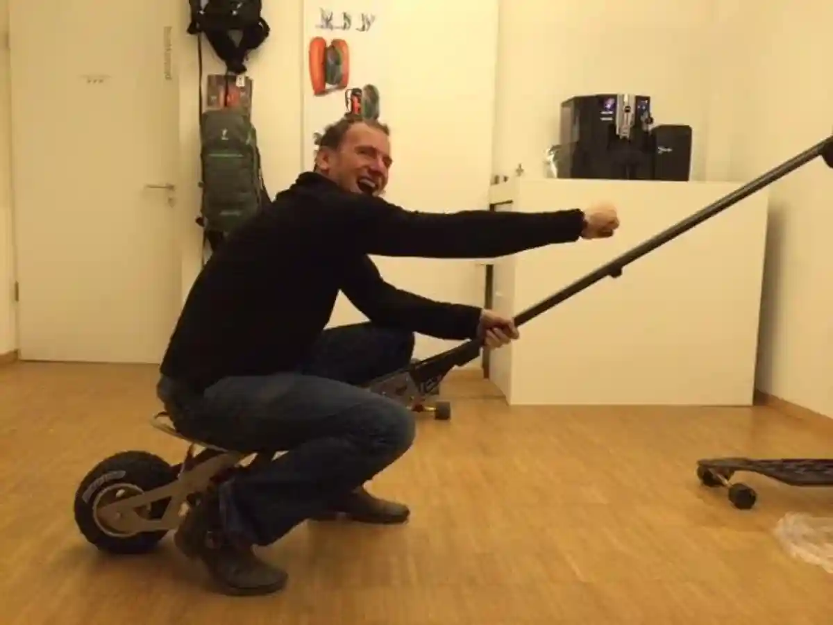 Мюнхенский экстремал научился разгонять скейт до скорости авто фото 1