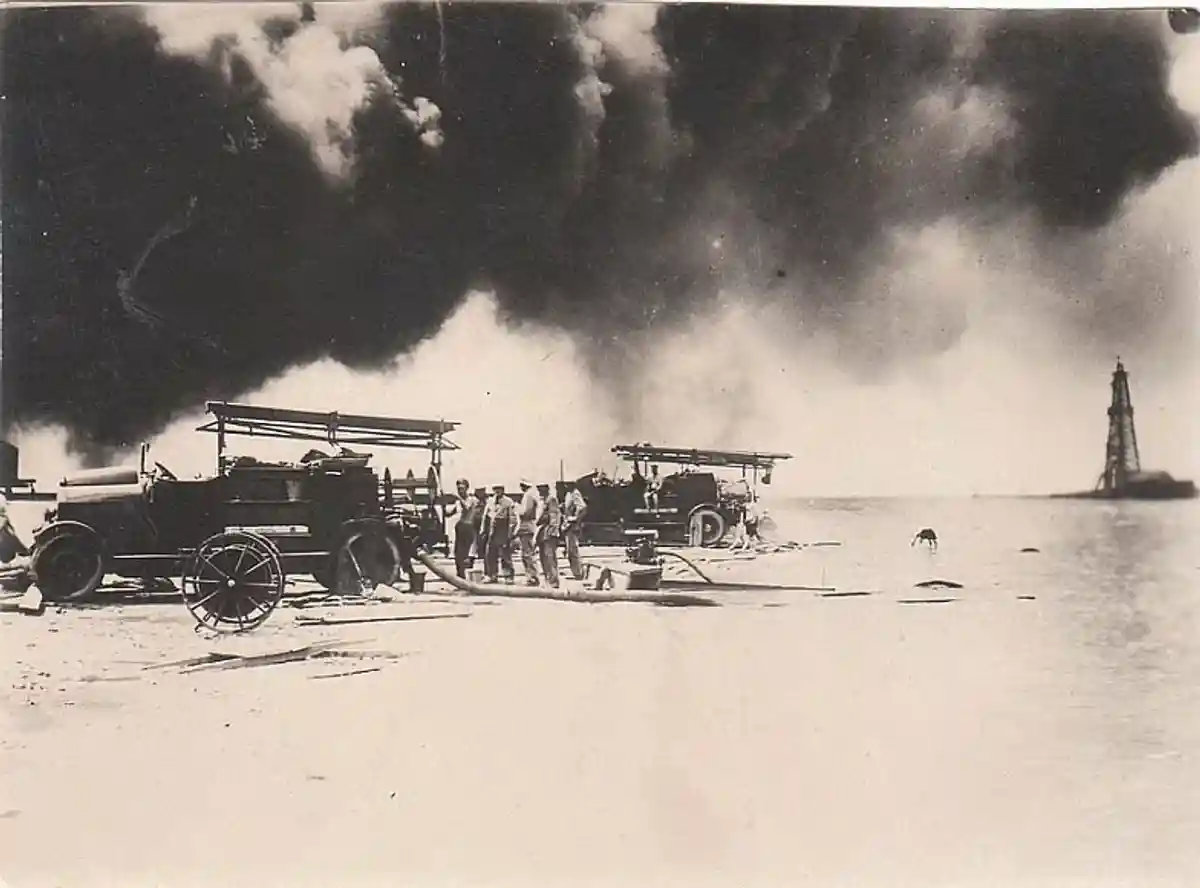 Тушение пожара на промысле 1931 г.