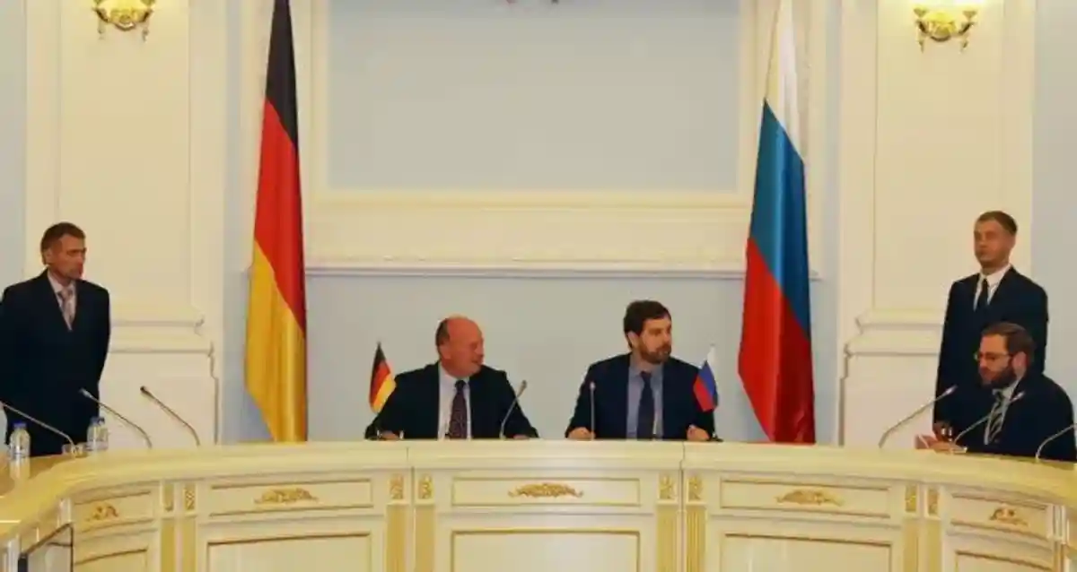 Игорь Баринов и Хармут Кошик на заседании комиссии в Омске фото