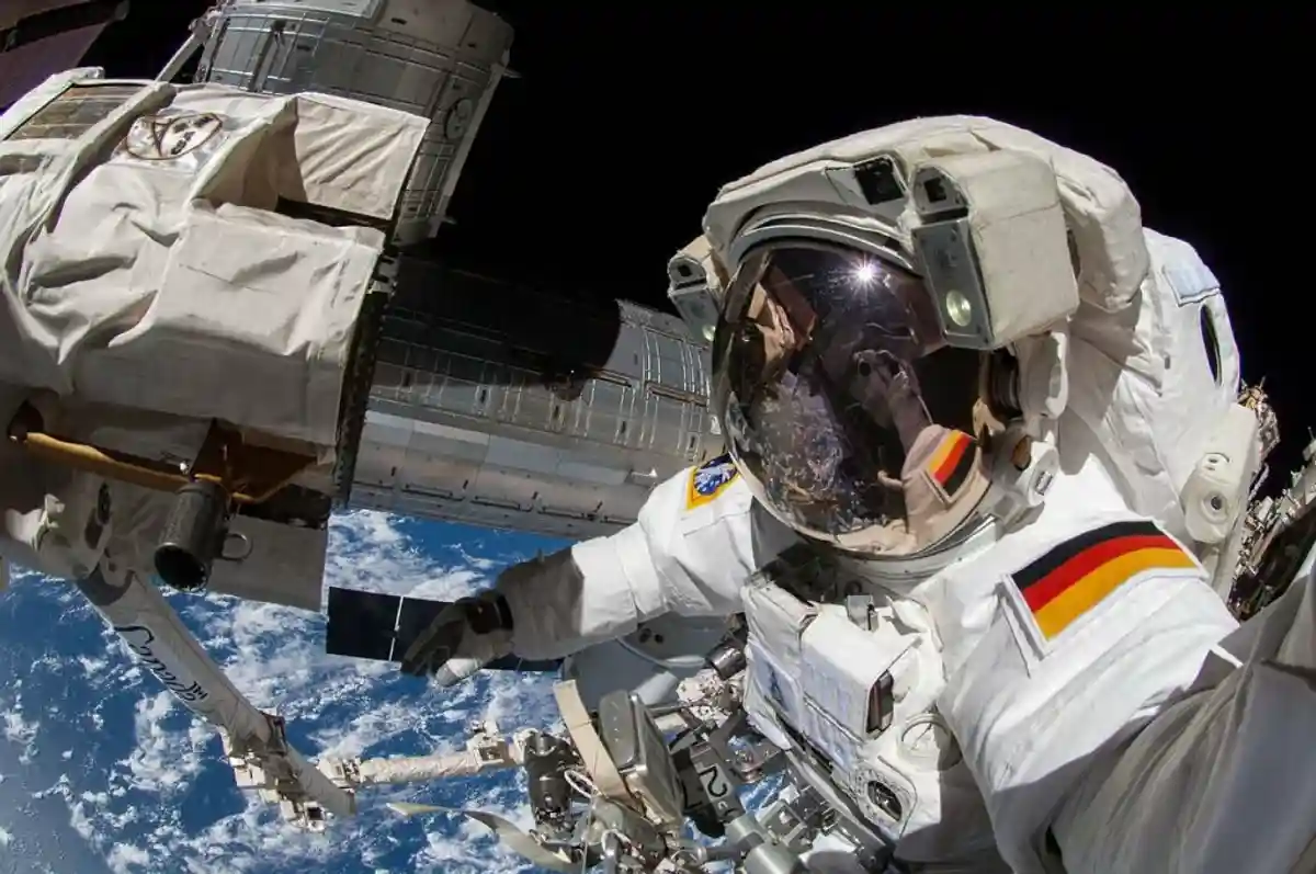 космонавт ФРГ в открытом космосе фото