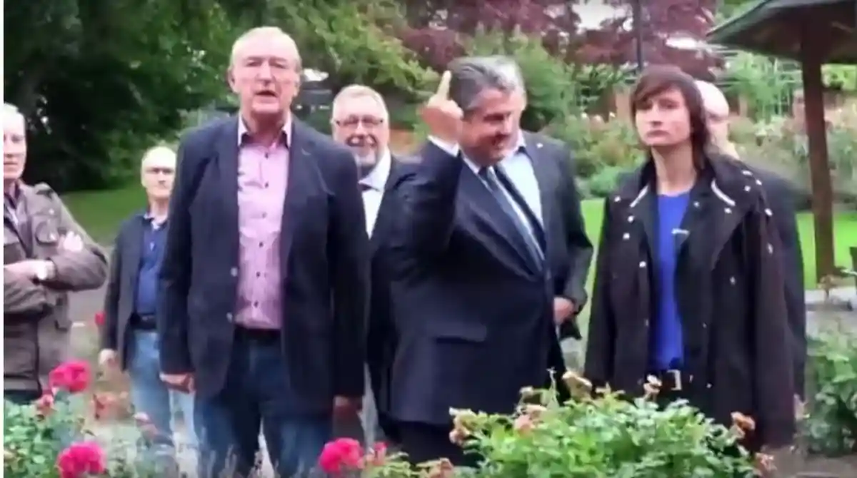 Вице-канцлер Германии показал средний палец протестующим фото 1