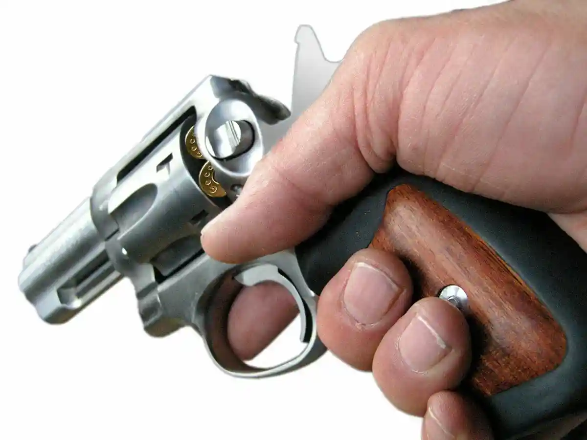 заряженный револьвер в мужской руке фото