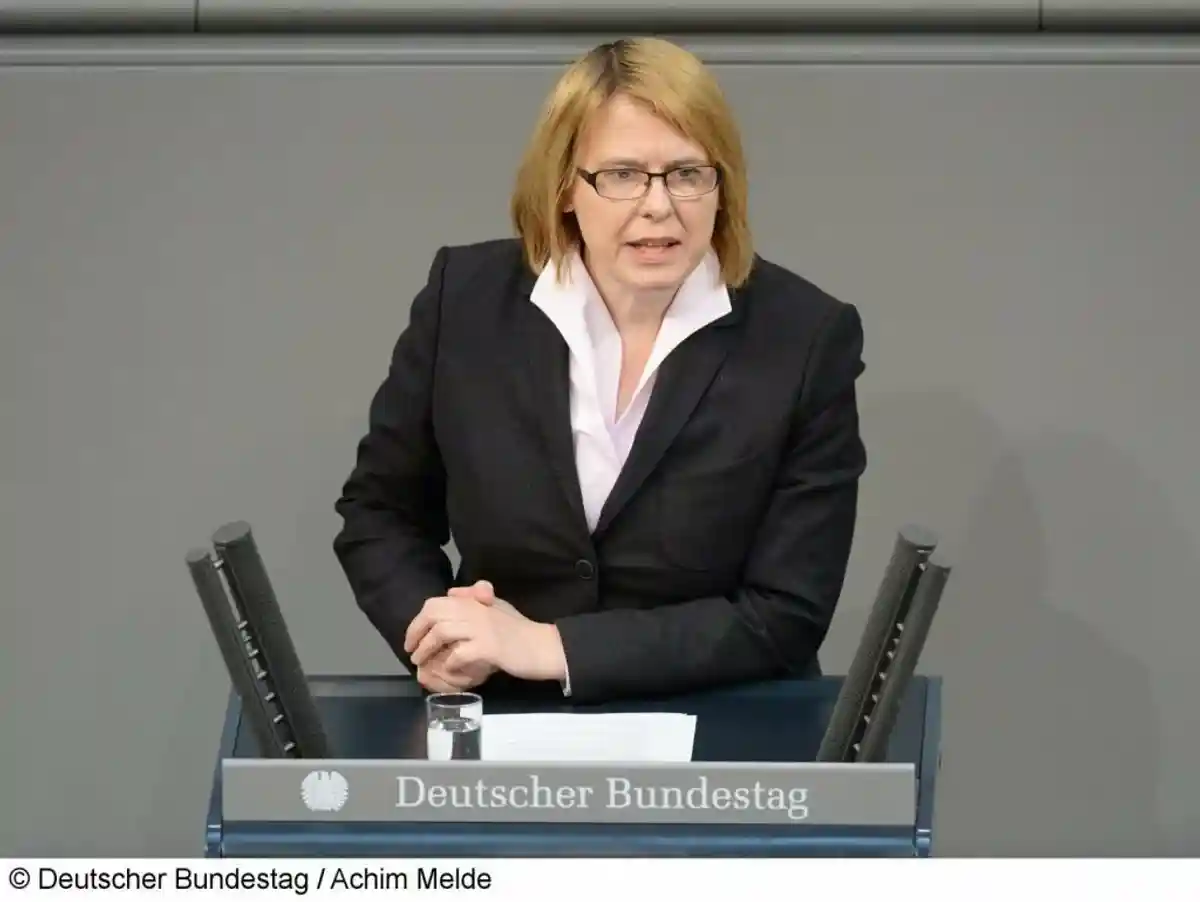 Неизвестные разгромили офис депутата от партии Меркель фото 1