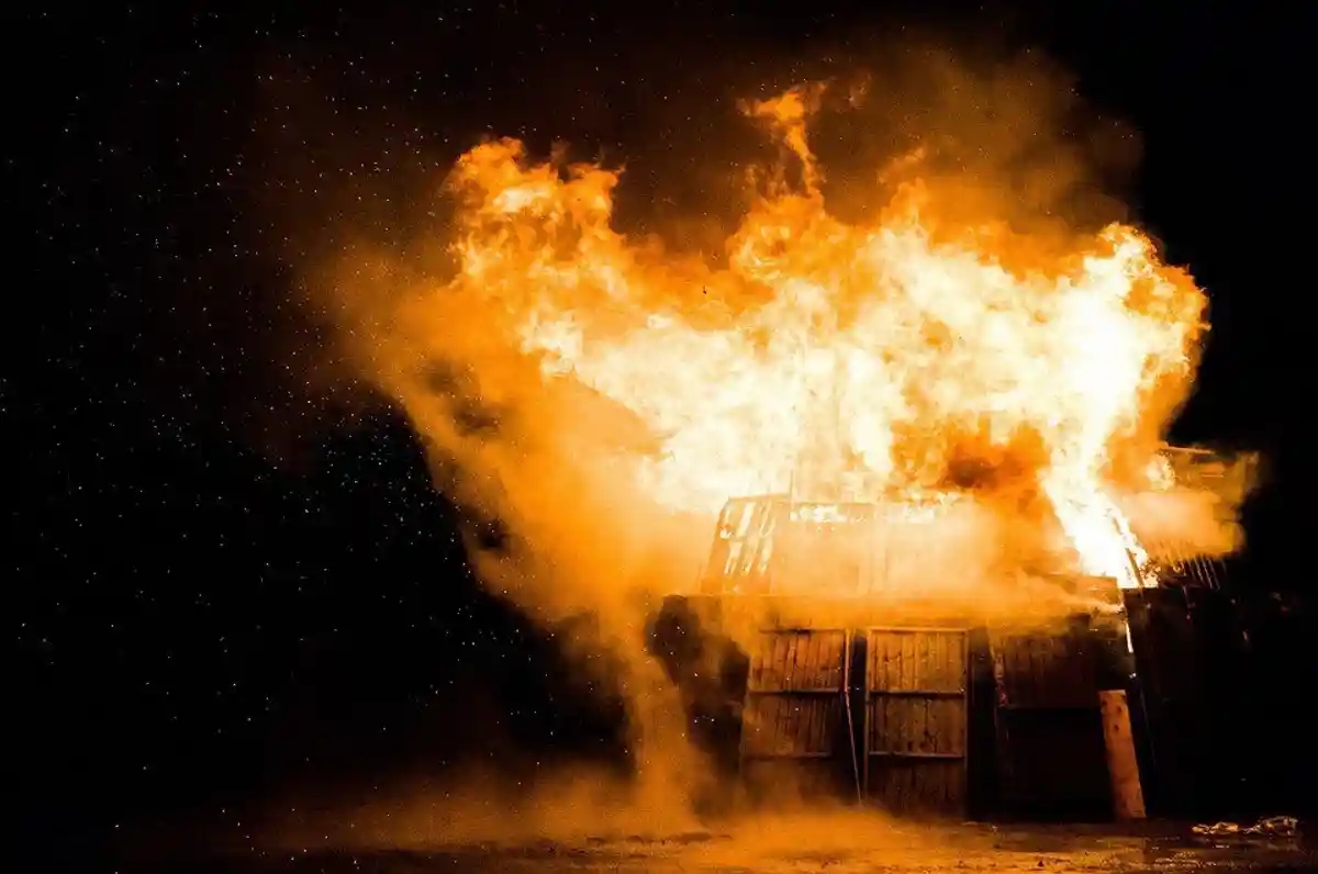 Экстремисты подожгли дом с сирийскими беженцами фото 1