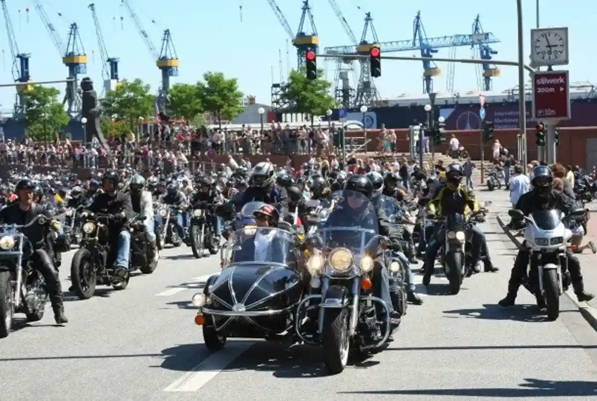 «Дни Харлея» в Гамбурге: тысячи байкеров собрались на фестиваль! Фото: hamburgharleydays.de