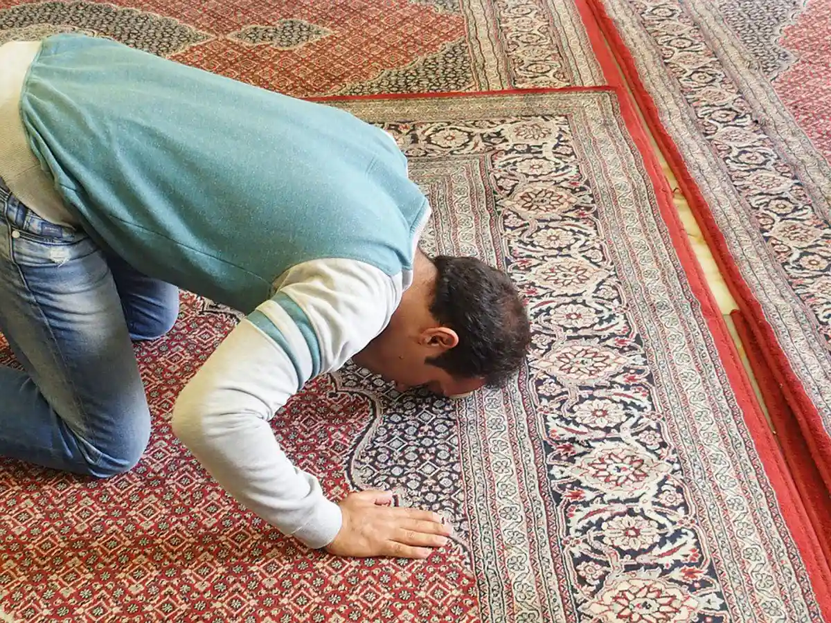 мужчина молится во время рамадана фото